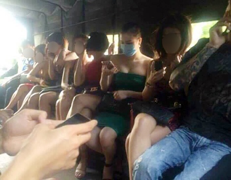 Tam giu hang tram dan choi thac loan trong quan karaoke hinh anh