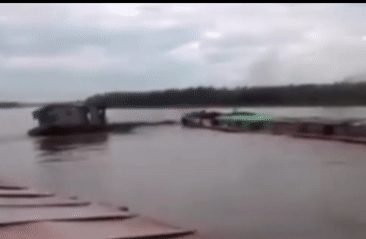 Ky nghi he cuoi cua ca gia dinh tren chiec tau bi dam chim hinh anh