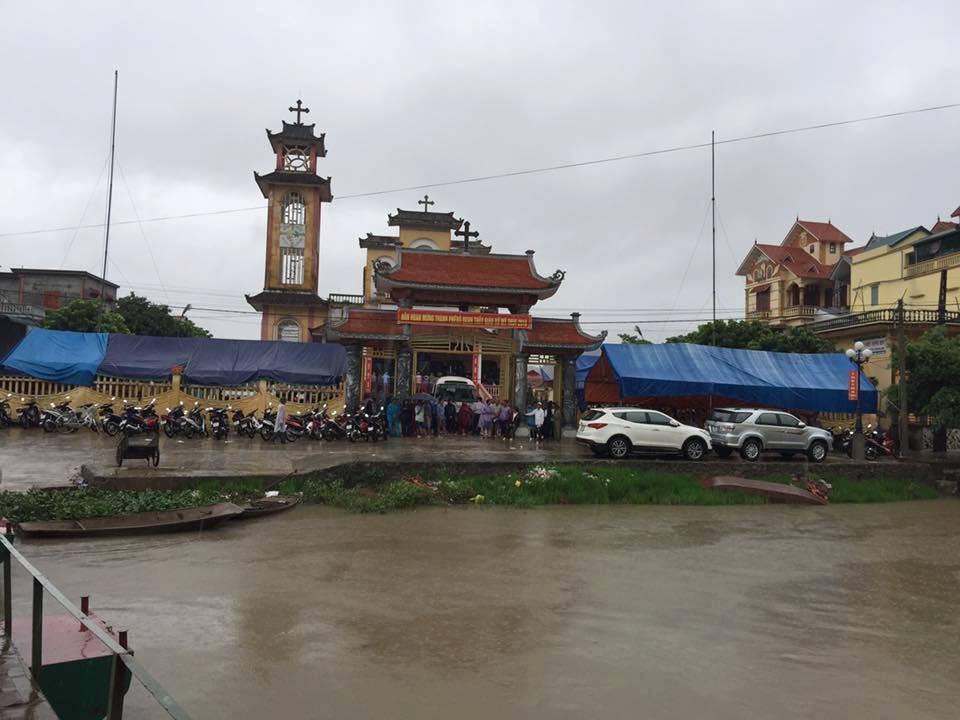 Thi thể bé trai vụ đắm tàu ảnh 2 Thi the be trai vu dam tau anh 2