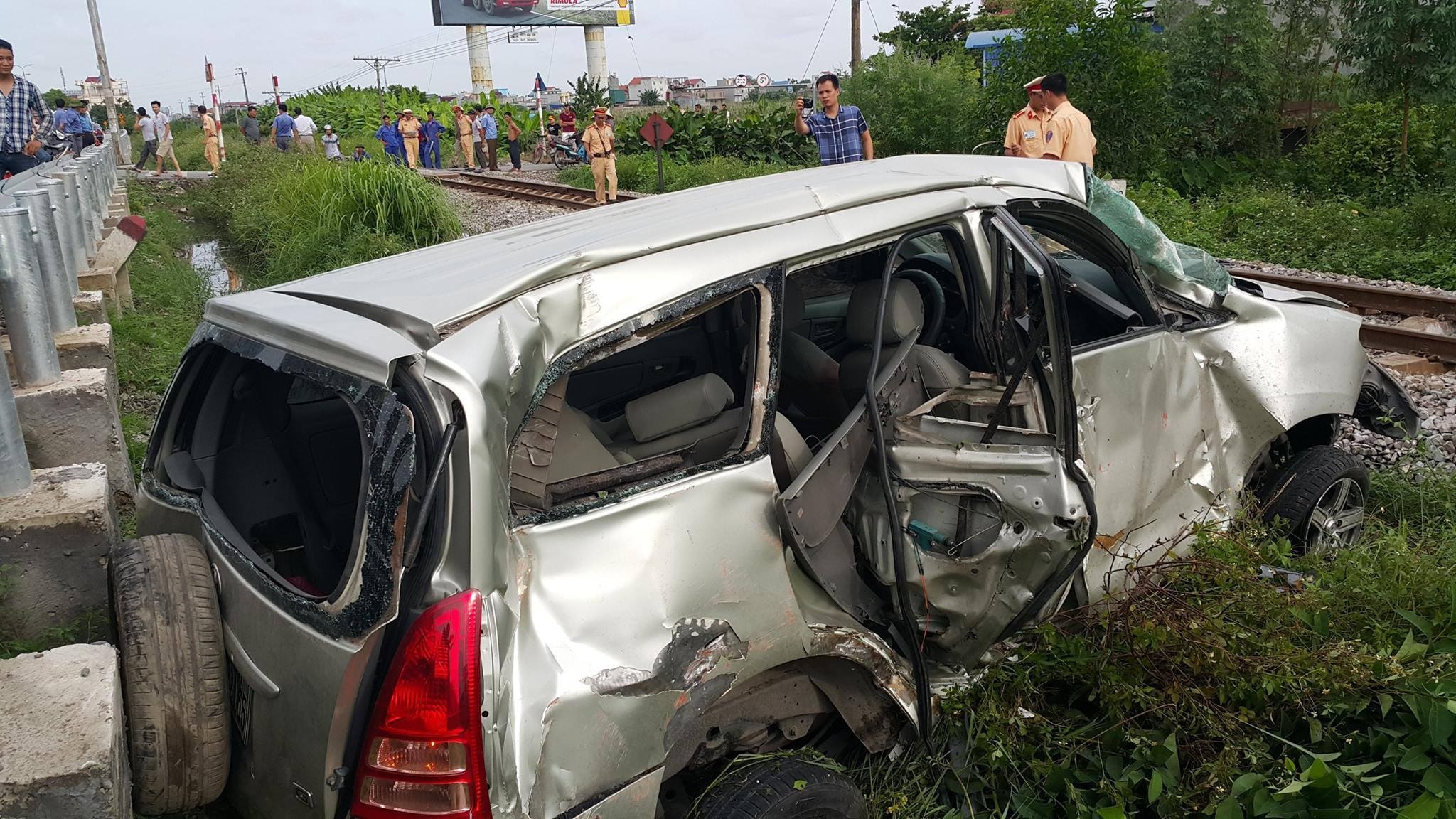 Innova vo nat sau cu huc vang 40 m cua tau hoa hinh anh