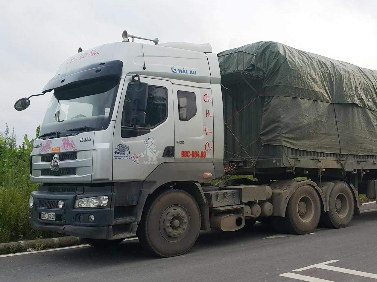 Tai xe xe qua tai 180% 'thi gan' khi bi phat hien hinh anh