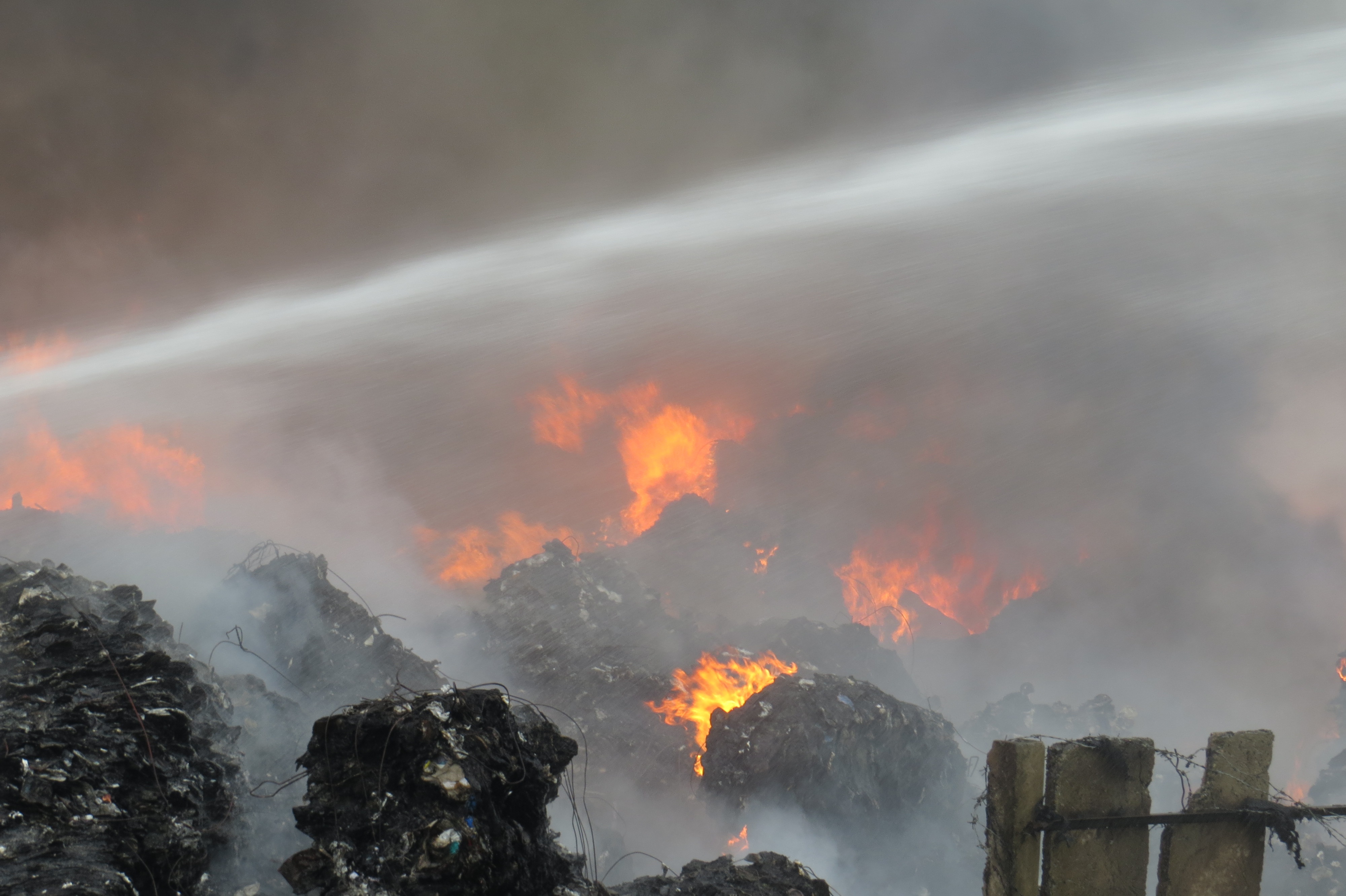 Dap lua o kho nhua tai che rong hon 1.000 m2 hinh anh