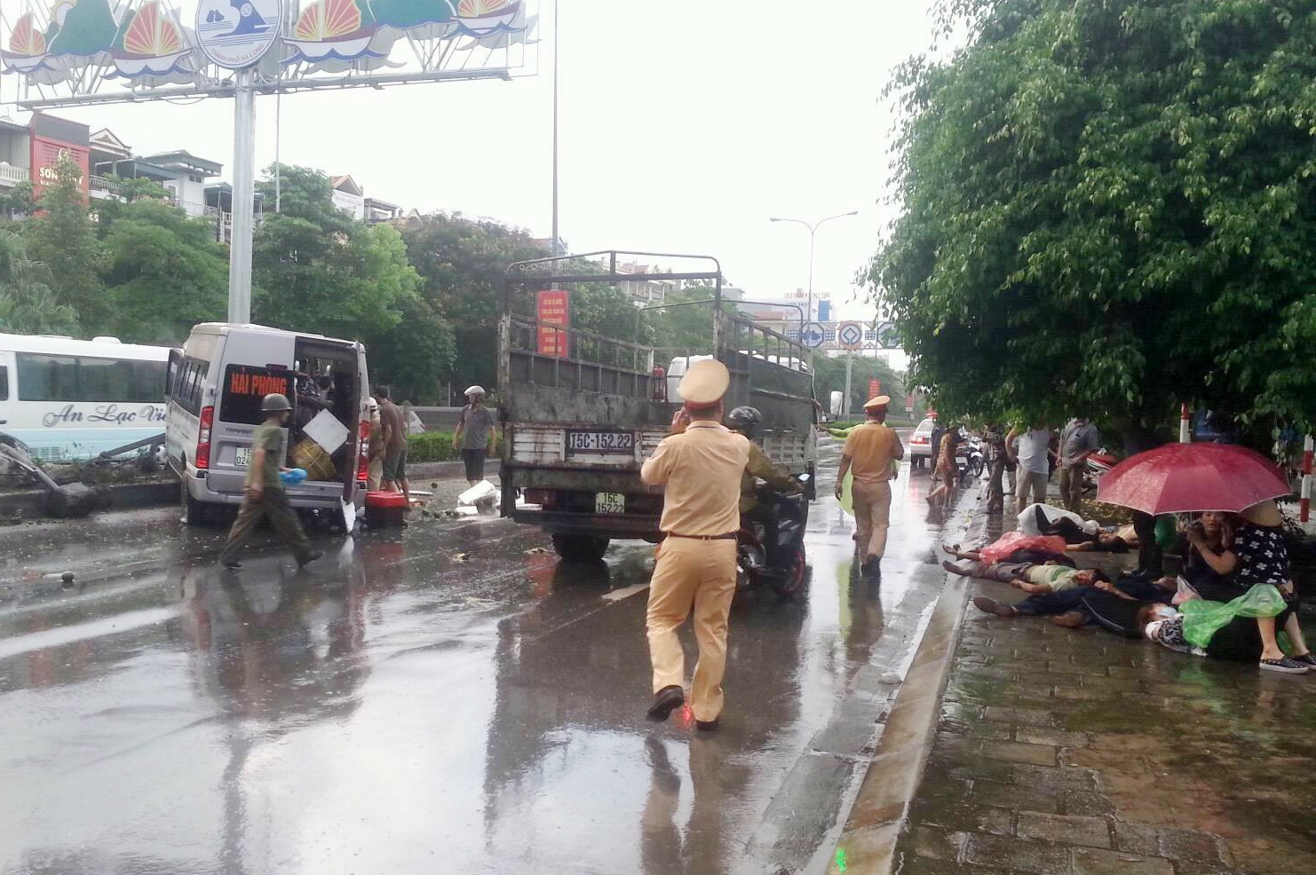 Ôtô đâm cột ảnh 1 Oto dam cot anh 1