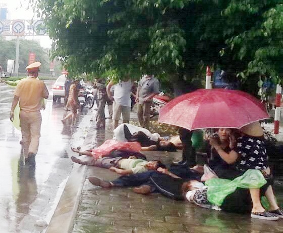 Nguoi bi thuong nam la liet sau tai nan xe khach hinh anh