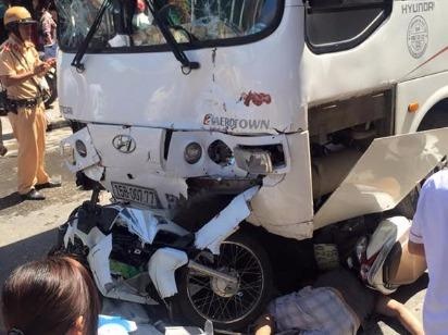 Oto cuon hang loat xe may, nguoi dan vao gam khi do doc hinh anh