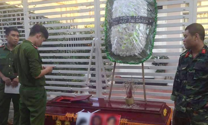 Mang quan tai, vong hoa di doi no hinh anh