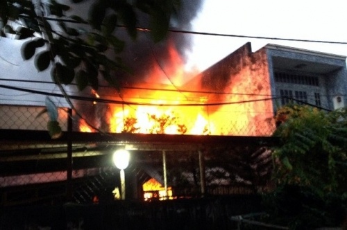 Chay co so vang ma, 2 be trai tu vong hinh anh