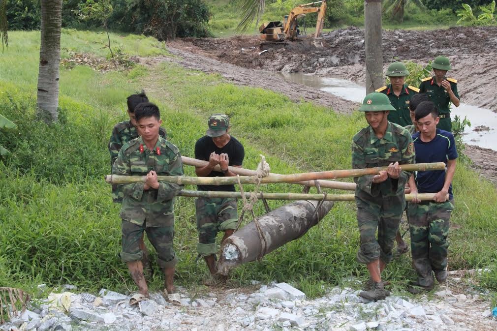 Dao ao trung qua bom 250 kg hinh anh
