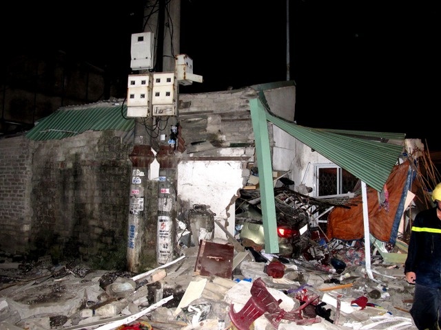 Xe Lexus tong vao nha dan khien 1 nguoi tu vong hinh anh