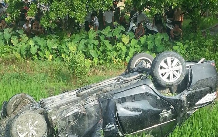 Tai xe thoat chet khi tau hoa hat vang oto xuong ruong hinh anh