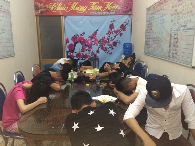 Dot kich quan bar anh 1