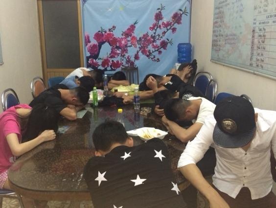 Nhieu dan choi dung ma tuy khi canh sat dot kich bar Gossip hinh anh