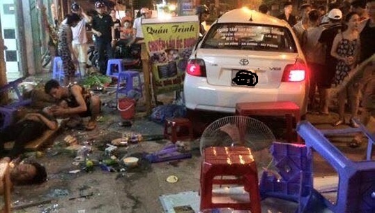 Ngoi an oc tren via he bi 'xe dien' dam vo gan hinh anh