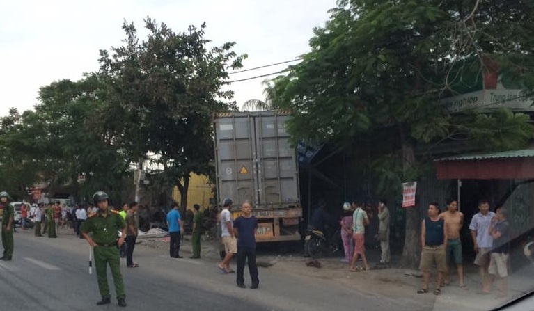 Hai vo chong bi vui lap khi xe container dam vao nha hinh anh