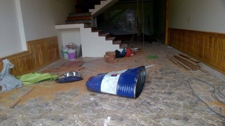 Cua thung phuy chua xang dau, mot nguoi tu vong hinh anh