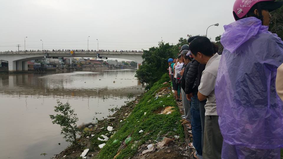 Thi the nam thanh nien trong tu the lai xe noi tren song hinh anh