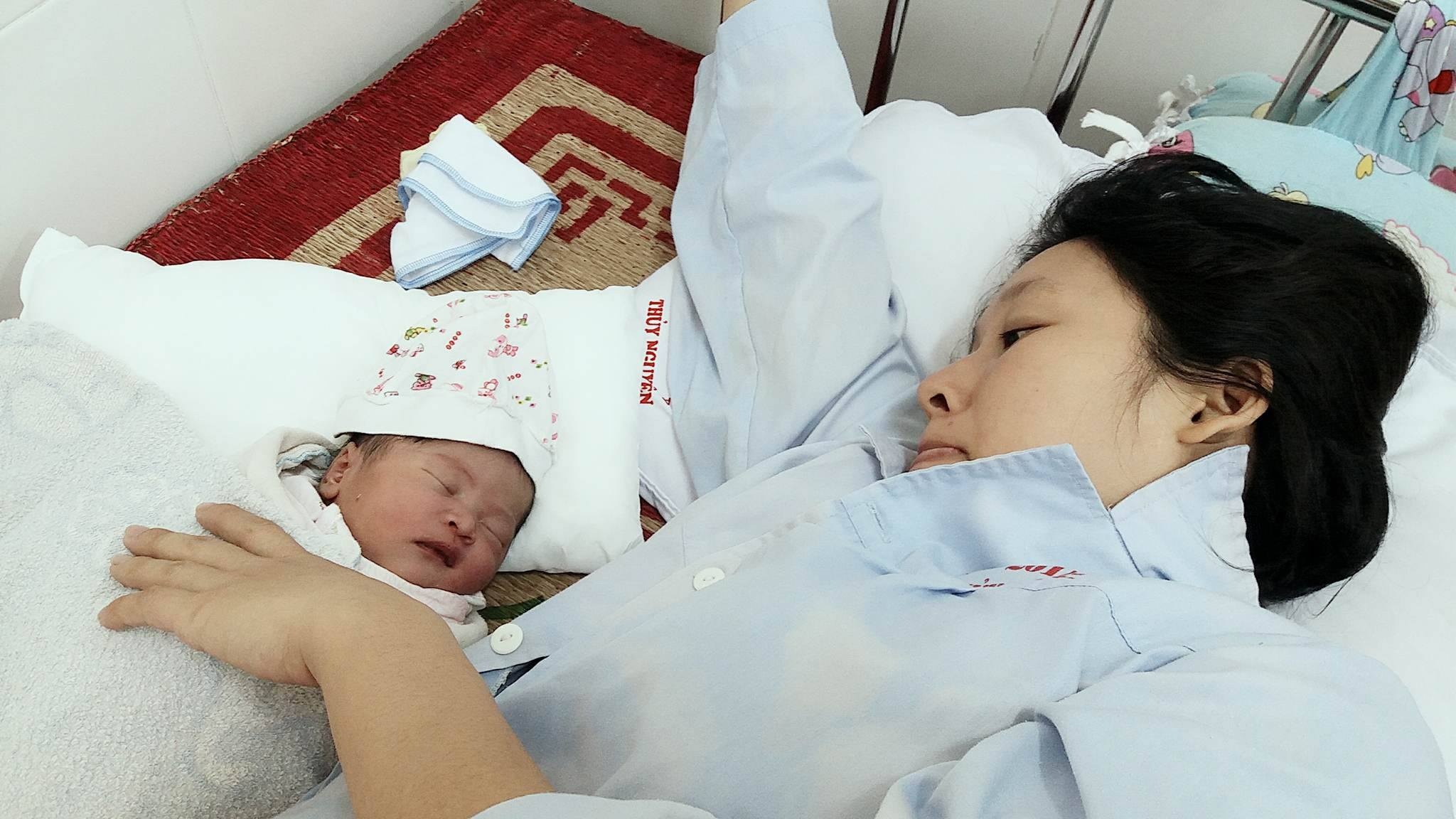 Nam thanh nien giup san phu de roi ben duong giua dem hinh anh