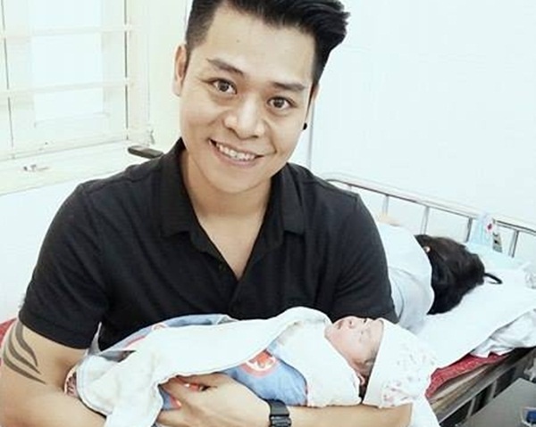 Sản phụ đẻ rơi giữa đường ảnh 3 San phu de roi giua duong anh 3