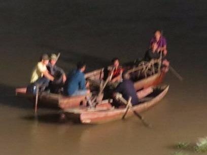 Hai nam sinh lop 8 duoi nuoc khi tam song sau gio tan hoc hinh anh