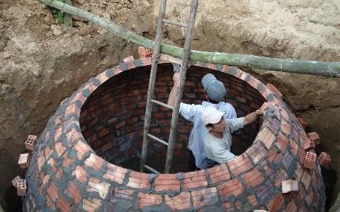 Ba anh em ruot lan luot tu vong duoi ham biogas hinh anh