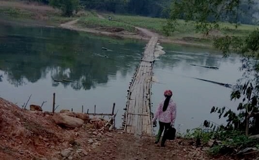 Hoc sinh bi lu cuon troi anh 1