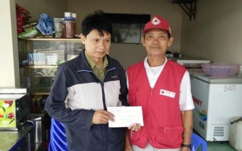 Hai vo chong duoi nuoc do lat mung trong con dong hinh anh