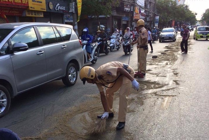 CSGT Hai Phong quet don duong huyet mach hinh anh