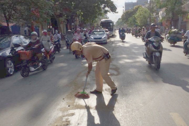 CSGT quet duong anh 2