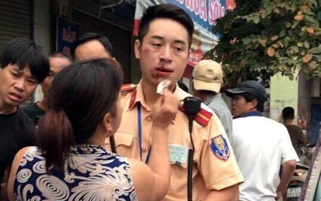 Nguoi dan ong dam CSGT khi bi yeu cau thoi nong do con hinh anh