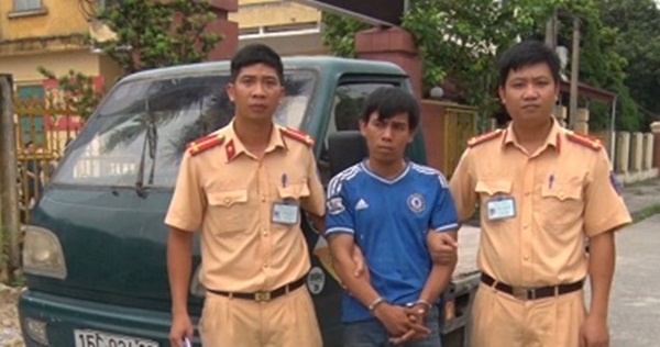 Bo lai oto trom cap de chay tron CSGT hinh anh