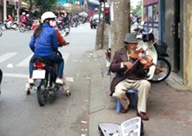 Nghe si duong pho cao tuoi nhat Hai Phong bi xe dau keo tong chet hinh anh