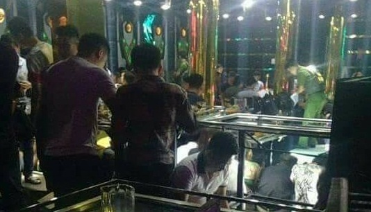 Gan 100 canh sat dot kich quan bar co tieng o dat Cang hinh anh