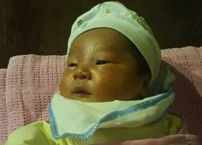 Be gai 2 ngay tuoi bi bo roi truoc cong chua hinh anh