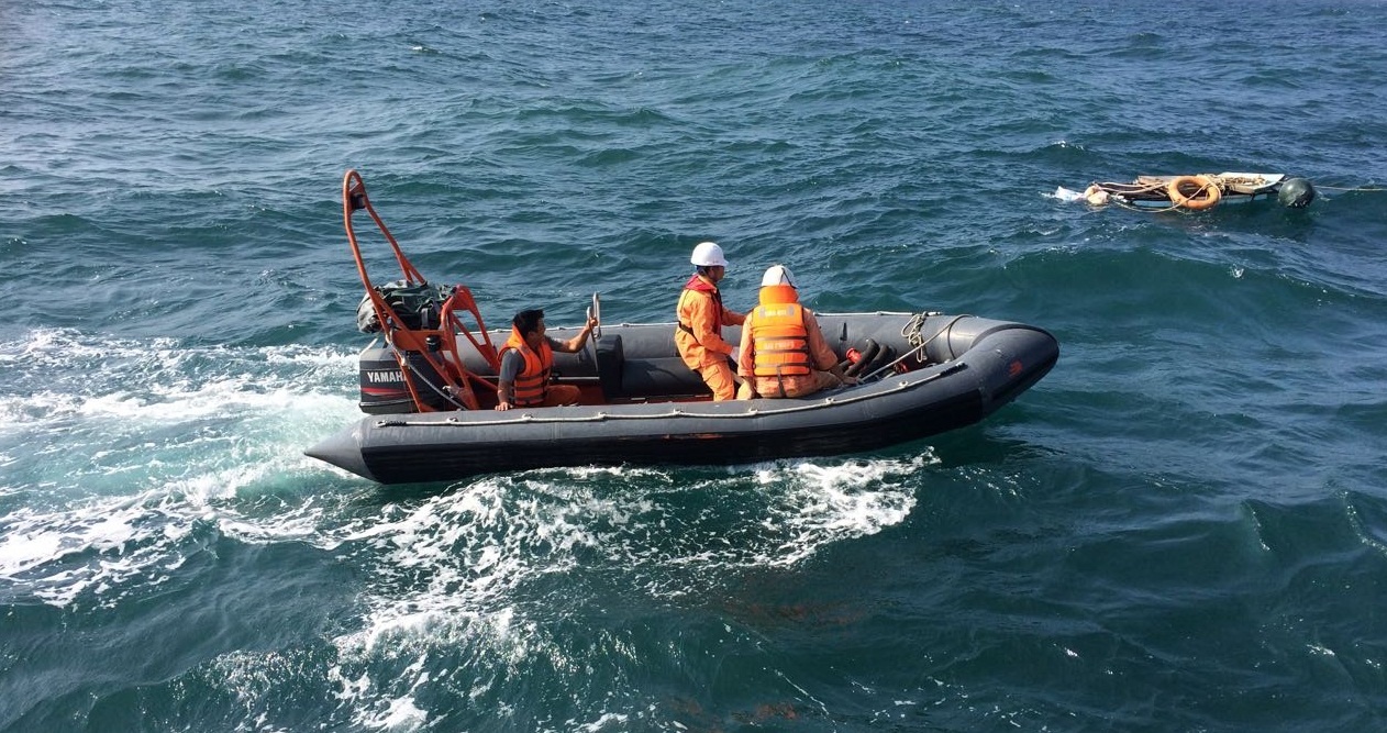 Cuu 4 thuyen vien tren tau ca sap chim tren bien hinh anh