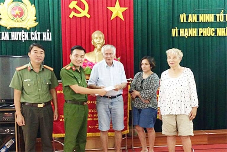 Cuu song du khach Duc 79 tuoi bi lac trong rung Cat Ba hinh anh