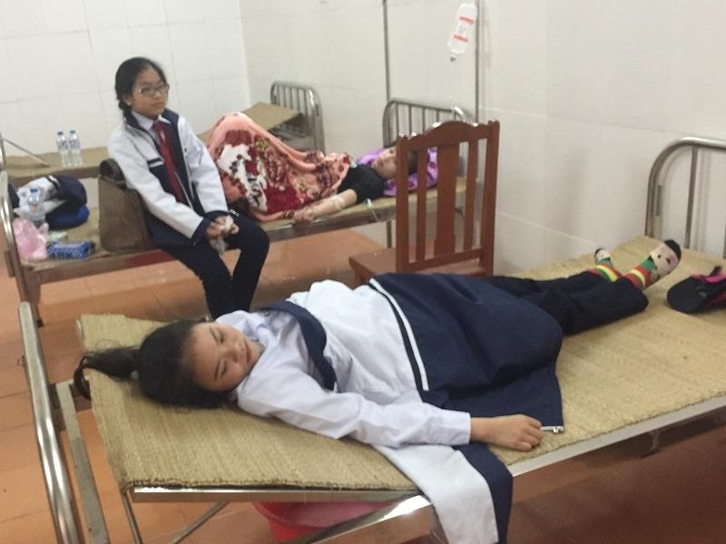 Hang loat hoc sinh ngo doc khi thai tu nha may thep hinh anh