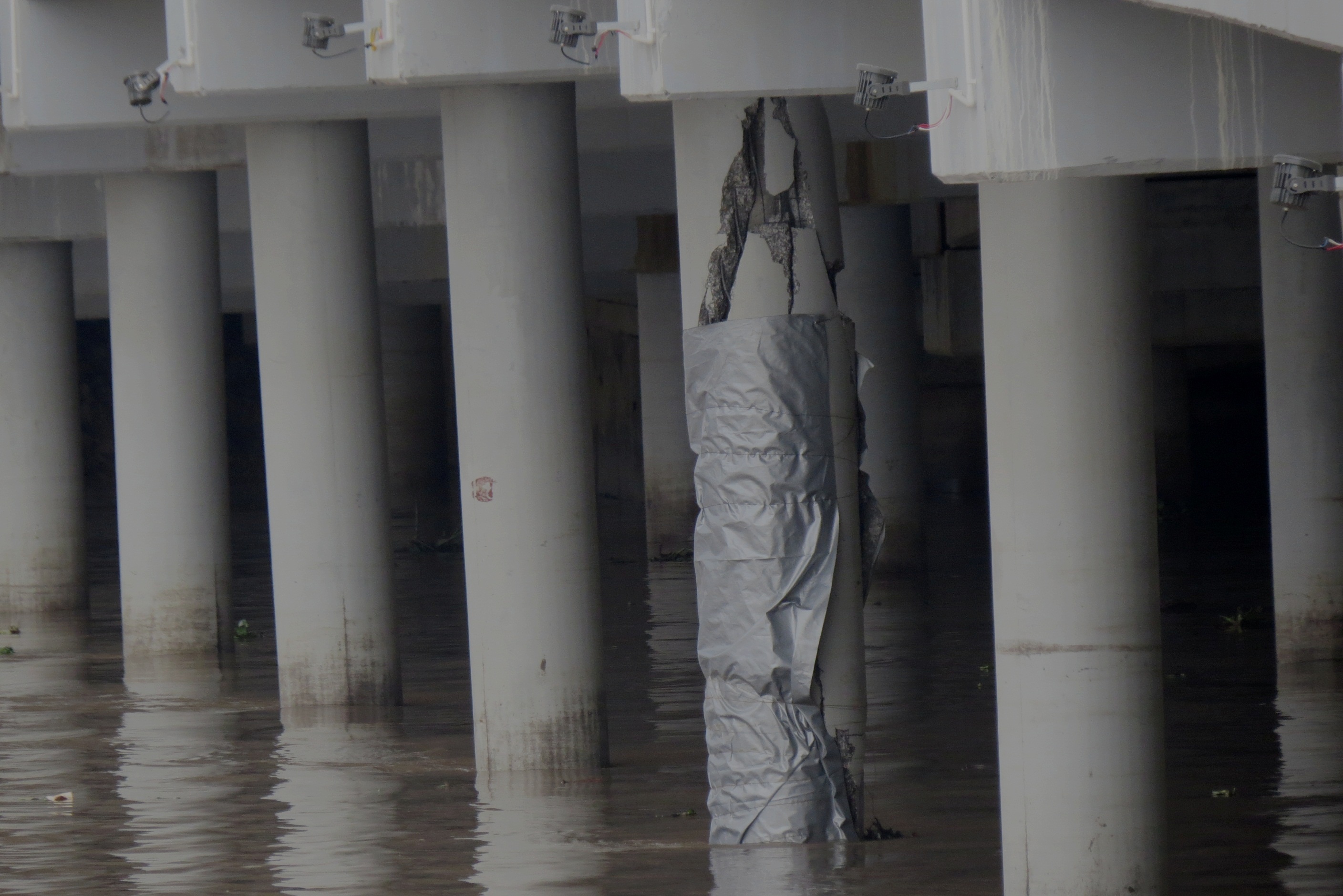 Tru cau bi dam vo anh 2