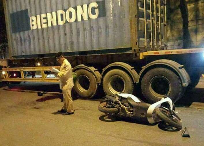 Nam thanh nien tu vong do co co vu bong da cuon vao xe container hinh anh