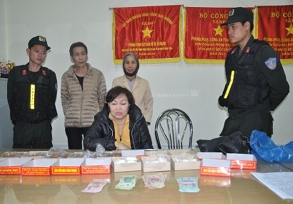 Canh sat co dong phat hien 1 kg heroin trong hop huong vong hinh anh