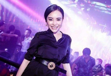 Trinh sat nhin an de co tien vao bar theo doi hot girl bi truy na hinh anh