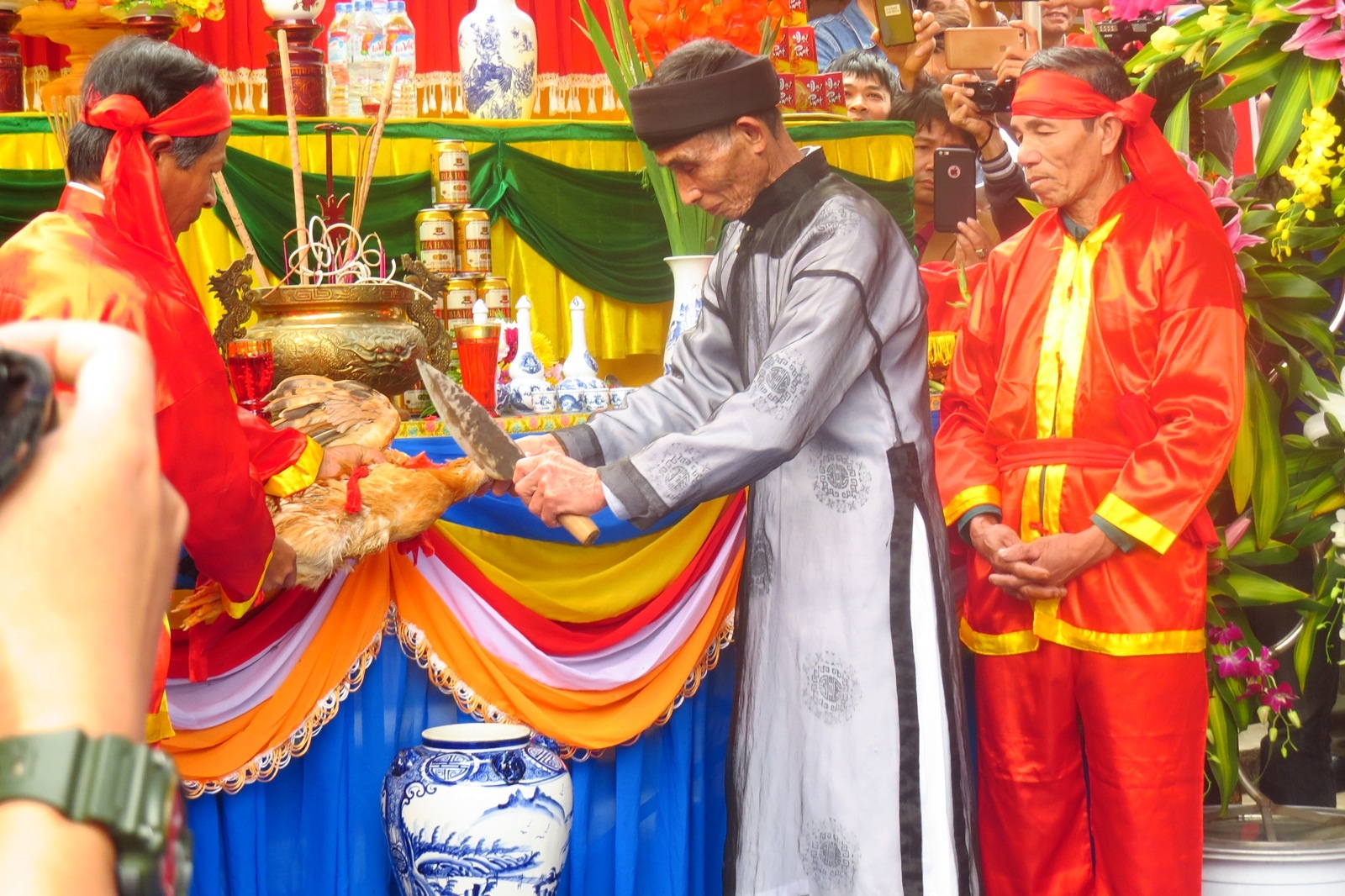 Chuc sac thon uong ruou tiet 'kim ke', the khong tham nhung hinh anh