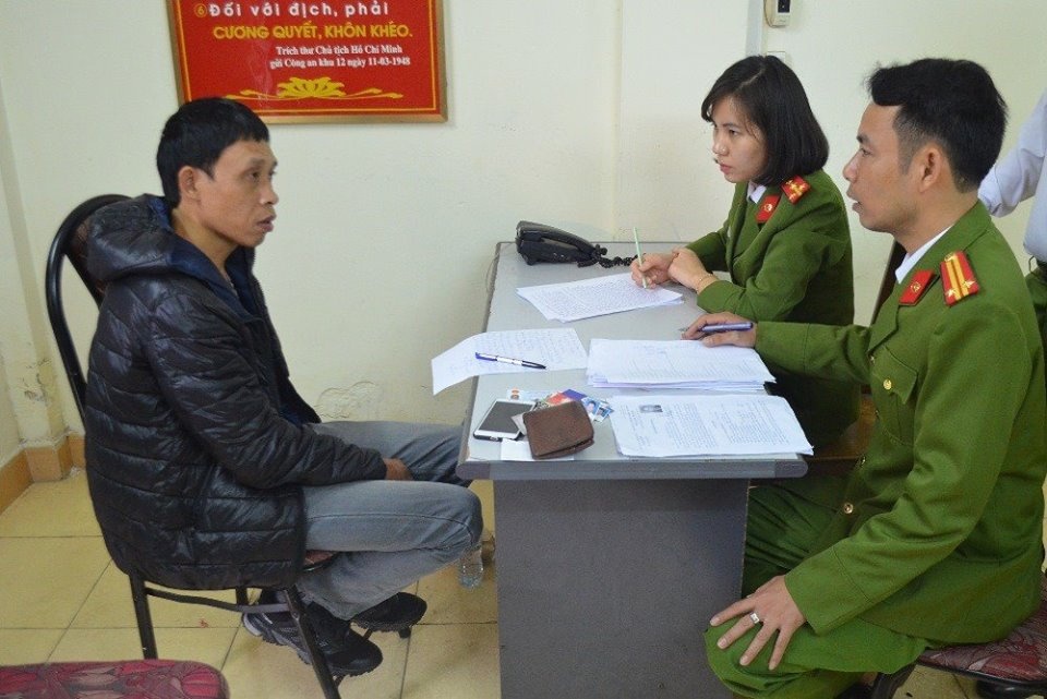 Bat nghi pham tron lenh truy na den tru so cong an lam the can cuoc hinh anh