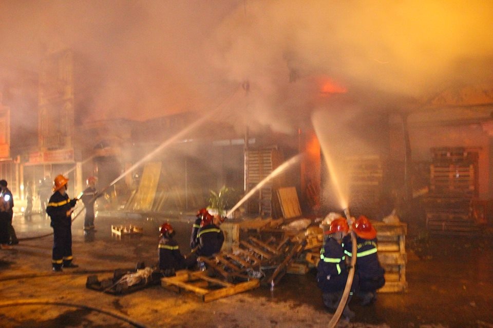 Ca tram canh sat khong che duoc ngon lua cach cay xang 10 m hinh anh