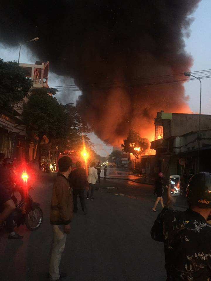 Chay xuong go gan cay xang anh 1