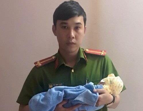 Tre so sinh con nguyen cuong ron bi bo roi gan dap nuoc hinh anh