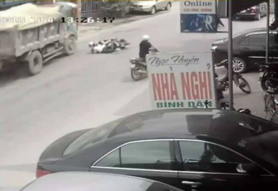 Tai xe xe tai danh lai xuat than, cuu mang 2 nu sinh trong gang tac hinh anh