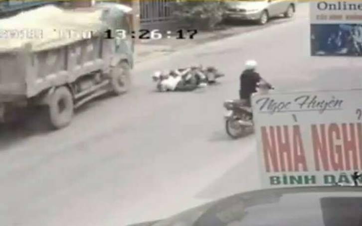 Xe tai be lai 'than thanh' tranh nguoi nga ra duong hinh anh