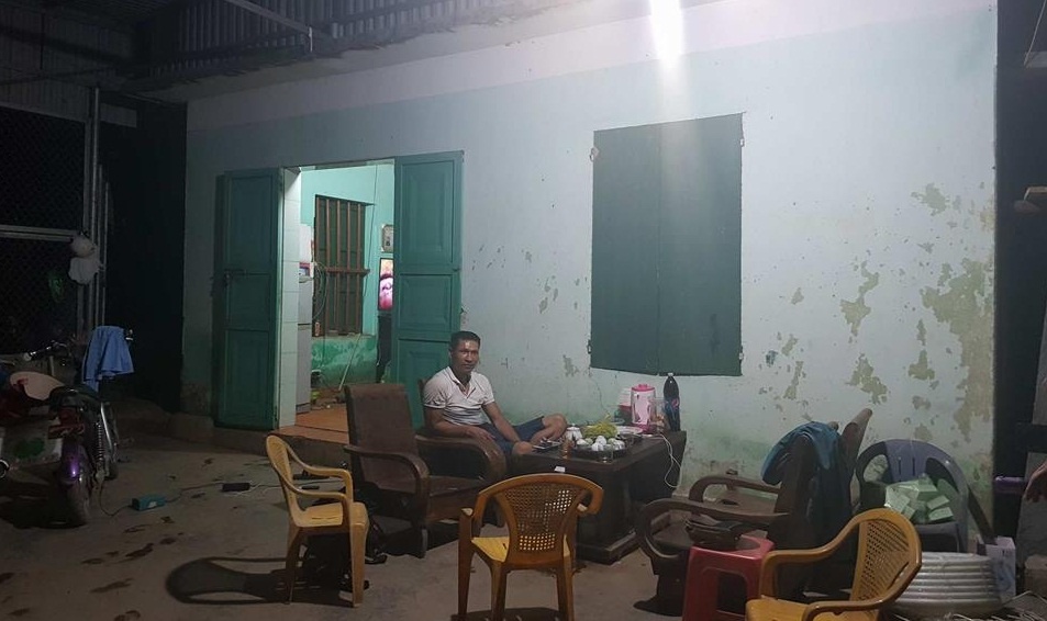 Tài xế bẻ lái tránh hai nữ sinh ảnh 1 Tai xe be lai tranh hai nu sinh anh 1