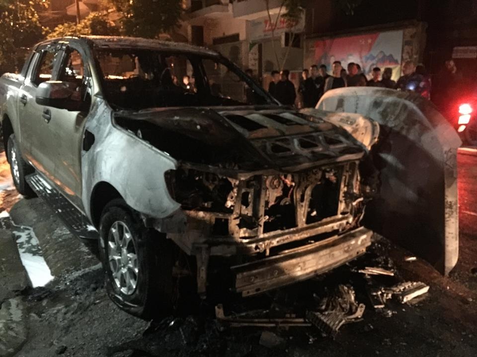 Oto ban tai bi thieu rui truoc cua hieu cam do hinh anh