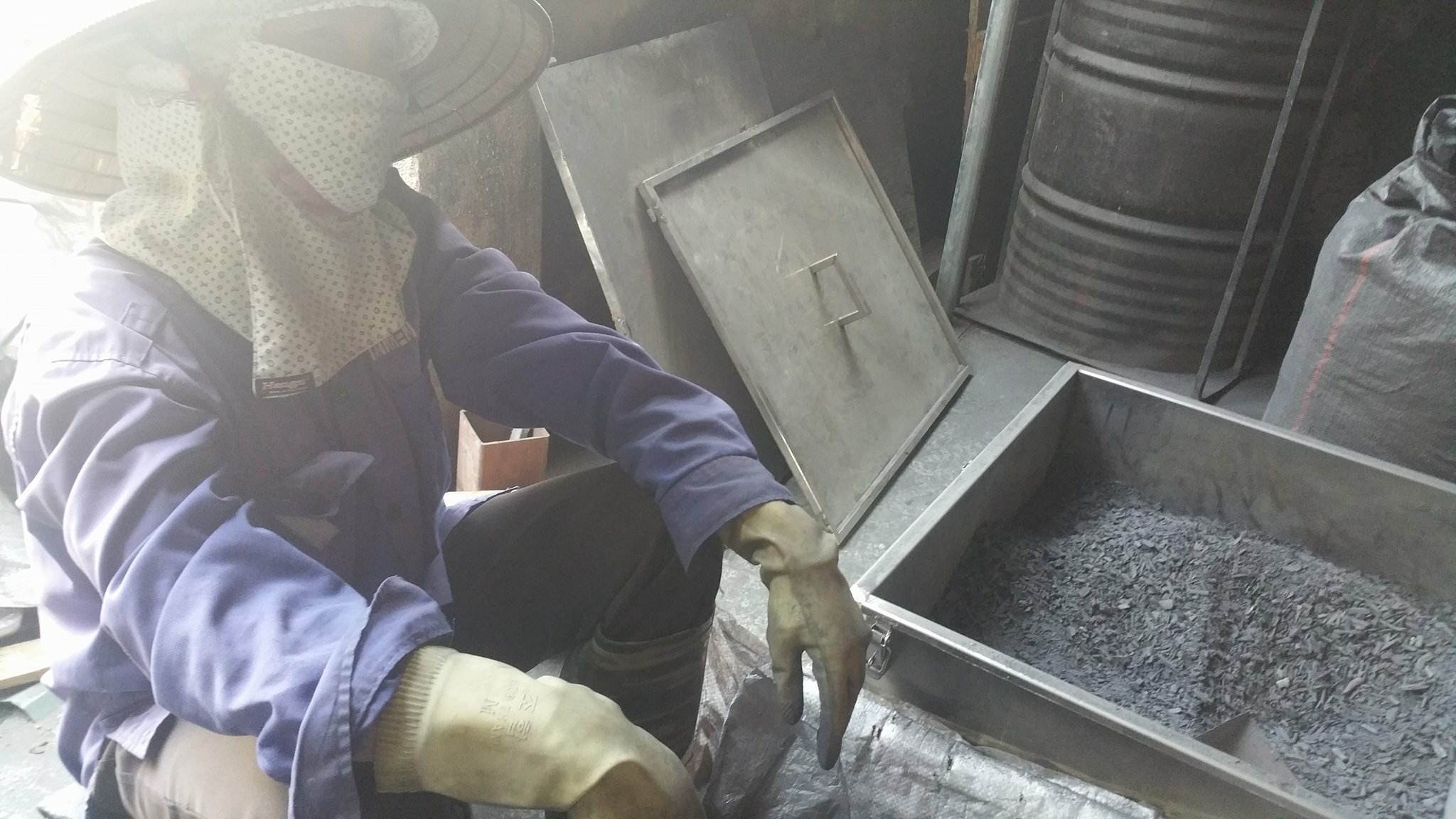 Ben trong xuong san xuat thuoc chua ung thu lam tu bot than hinh anh